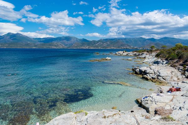 Felsküste und blaues Meer, Cap Corse, Bucht von Saint Florent, Korsika, Frankreich