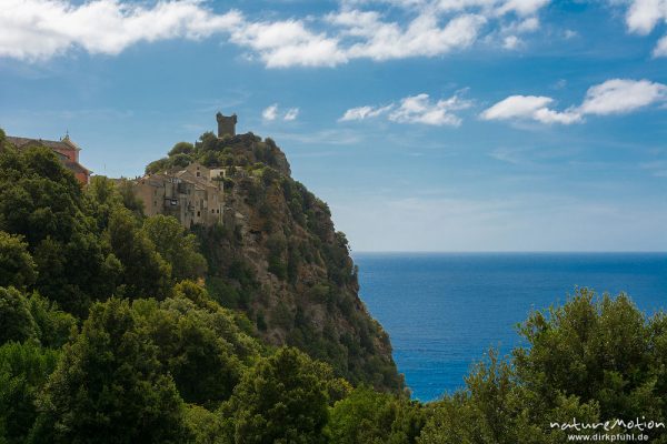 Häuser und Genueserturm an der Steilküste, Nonza, Korsika, Frankreich