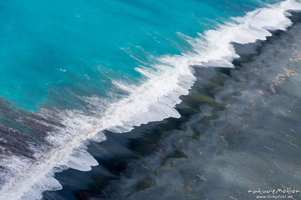 Brandungslinie, Strand von Nonza, schwarzer Kies, starke Brandung, Cap Corse, Korsika, Frankreich