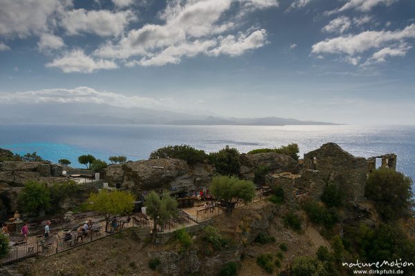 Klippe von Nonza mit Ausflugskcafe, Blick auf die Küste der Desert Agrigates, Cap Corse, Korsika, Frankreich