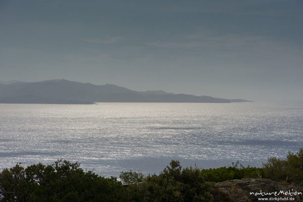 Küste der Desert Agrigates im Dunst, Blick von Nonza, Cap Corse, Korsika, Frankreich