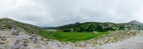 Lac de Nino, Karsee, Steinmännchen und bedeckter Himmel, Wanderung Forsthaus Poppaghia zum Lac de Nino, Korsika, Frankreich