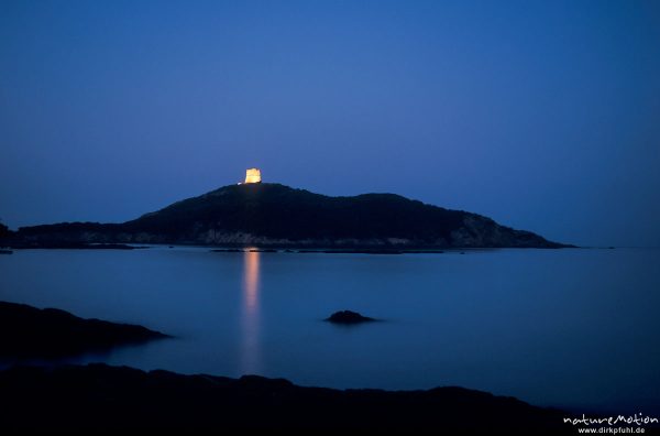 Genuesen-Turm, beleuchtet in der späten Abenddämmerung, Golfe de Pinarellu, Korsika, Korsika, Frankreich