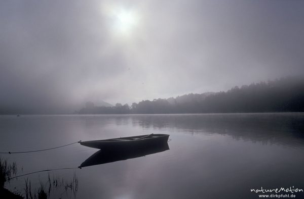 Boot im Nebel, Edersee, Edersee, Deutschland