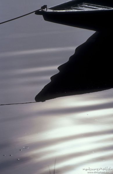 Bootsspitze spiegelt sich im Wasser, sanfte Wellen, Gegenlicht, Edersee, Edersee, Deutschland
