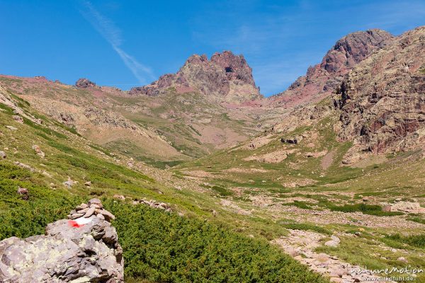 Tal des Golo, Blick auf Paglia Orba, Weg zur Hütte Ciottuli di i Mori, Wegmarkierung GR 20, Korsika, Frankreich