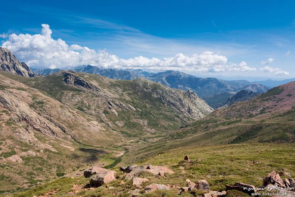 Tal des Golo, Blick von der Hütte Ciottuli di i Mori talwärts. am Horizont Gipfel rund um Monte Tozzo und Capo a u Chiostro, Korsika, Frankreich