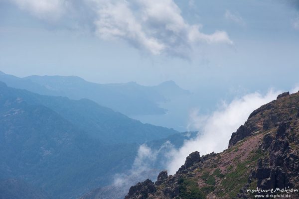 Blick vom GR 20 unterhalb der Paglia Orba zur Westküste bei Porto, Korsika, Frankreich