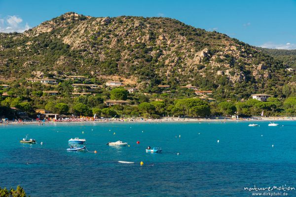Ferienhäuser, Strandbar und Boote, Bucht von Palombaggia, Strand, Felsen, Korsika, Frankreich