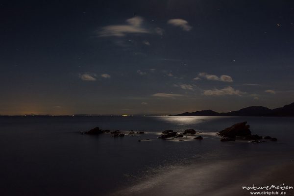 Mond über der Bucht von Asciaghiu, Mondlicht auf dem Meer, Wolken, Felsen, Korsika, Frankreich