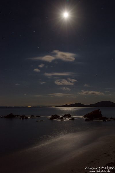 Mond über der Bucht von Asciaghiu, Mondlicht auf dem Meer, Wolken, Felsen, Korsika, Frankreich