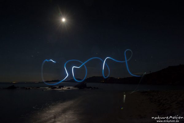 Cool, Lichtmalereien mit Taschenlampe, Mond über der Bucht von Asciaghiu, Mondlicht auf dem Meer, Wolken, Felsen, Korsika, Frankreich