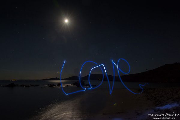 Love, Lichtmalereien mit Taschenlampe, Mond über der Bucht von Asciaghiu, Mondlicht auf dem Meer, Wolken, Felsen, Korsika, Frankreich
