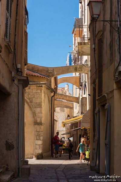 schmale Gassen und Fassaden in der Altstadt von Bonifacio, Korsika, Frankreich