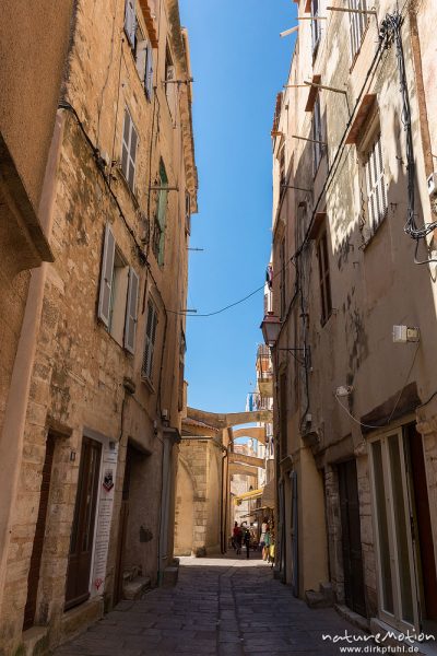 schmale Gassen und Fassaden in der Altstadt von Bonifacio, Korsika, Frankreich