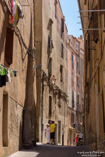 schmale Gassen und Fassaden in der Altstadt von Bonifacio, Korsika, Frankreich