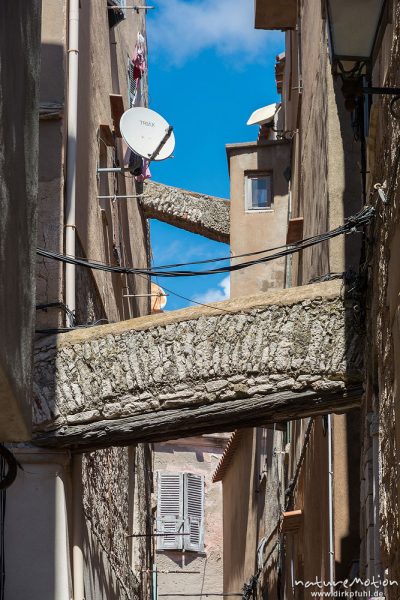 schmale Gassen und Fassaden in der Altstadt von Bonifacio, Korsika, Frankreich