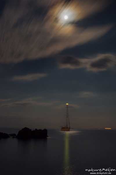 Mond über der Bucht von Asciaghiu, Segelschiff vor Anker, Wolken, Korsika, Frankreich
