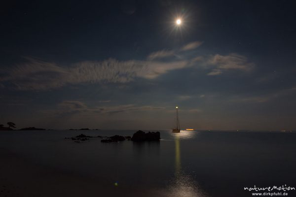 Mond über der Bucht von Asciaghiu, Segelschiff vor Anker, Wolken, Korsika, Frankreich