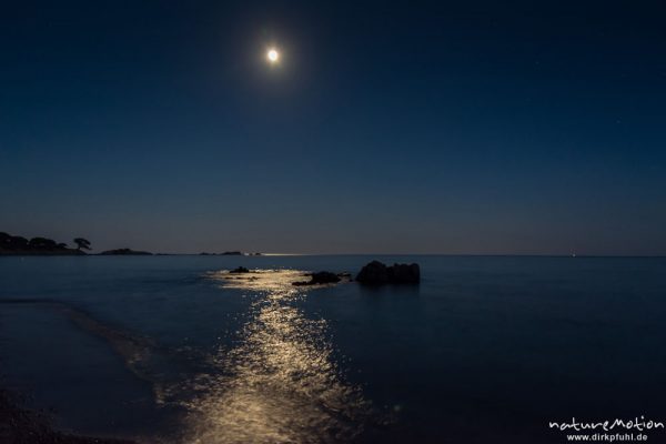 Mond über der Bucht von Asciaghiu, Korsika, Frankreich