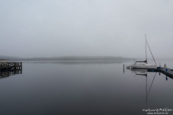 Hafen von Wustrau, Ruppiner See, Segelboot im Morgennebel, ,