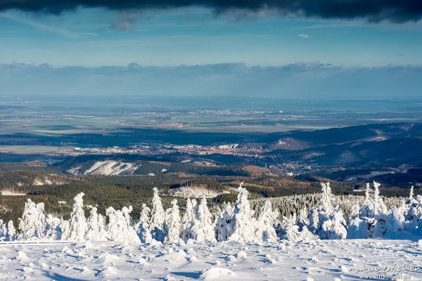 Blick vom Brocken über die Höhenzüge des Harz und das Harzvorland, Werningerode, schneebedeckte Fich, Brocken, Harz, Deutschland
