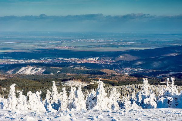 Blick vom Brocken über die Höhenzüge des Harz und das Harzvorland, Werningerode, schneebedeckte Fichten, Winterwald, Brocken unterhalb Gipfel, Brocken, Harz, Deutschland