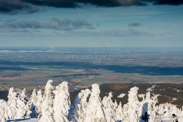Blick vom Brocken über die Höhenzüge des Harz und das Harzvorland, schneebedeckte Fichten, Winterwald, Brocken unterhalb Gipfel, Brocken, Harz, Deutschland