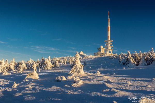 ehemaliger Lauschposten auf dem Brocken, verschneites Brockenplateau, Abendlicht, Brocken, Harz, Deutschland