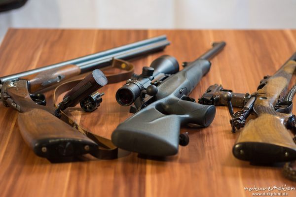 Jagdwaffen: Drilling, Revolver, Repetierer Radialbundsystem, Pistole, Repetierer System Mauser 98, abgelegt auf Tisch, Gladebeck, Deutschland