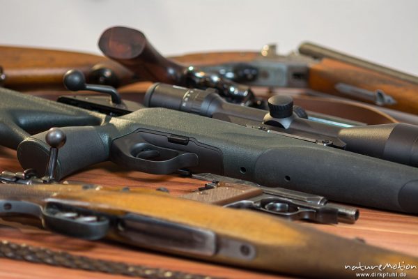 Jagdwaffen: Drilling, Revolver, Repetierer Radialbundsystem, Pistole, Repetierer System Mauser 98, abgelegt auf Tisch, Gladebeck, Deutschland