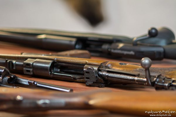 Jagdwaffen: Walther, Repetierer System Mauser 98, abgelegt auf Tisch, Gladebeck, Deutschland