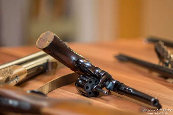 Jagdwaffen: Walther, Revolver .22 LFB, abgelegt auf Tisch, Gladebeck, Deutschland