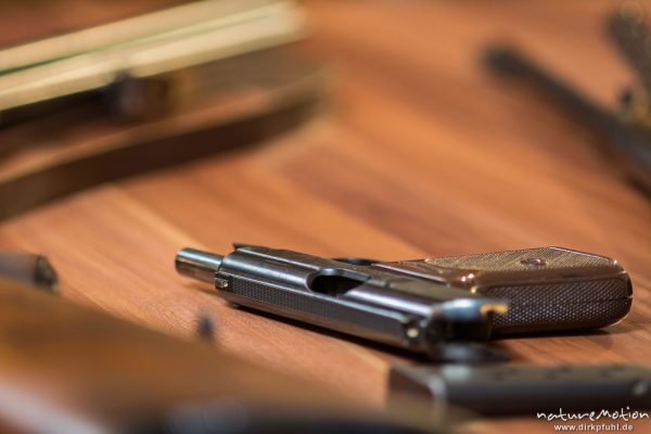 Jagdwaffen: Pistole Walther PPK, abgelegt auf Tisch, Gladebeck, Deutschland