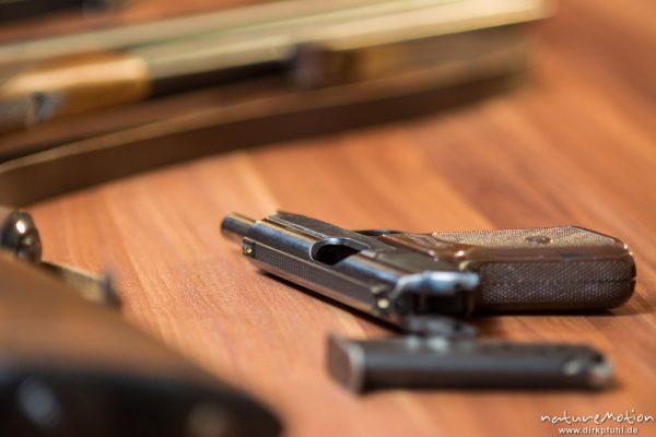 Jagdwaffen: Pistole Walther PPK, abgelegt auf Tisch, Gladebeck, Deutschland