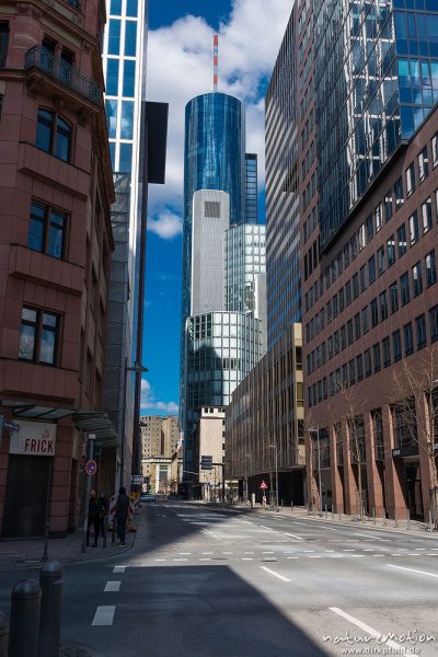 Bankenviertel, leere Strassen zwischen Hochhäusern, Frankfurt a.M., Deutschland