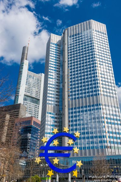 grosse Euro-Skulptur vor dem alten Gebäude der EZB, ,