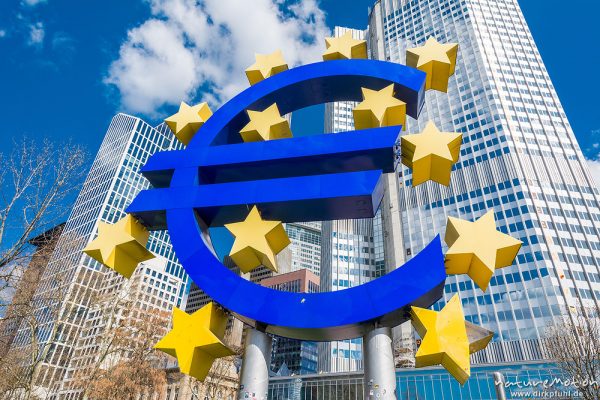 grosse Euro-Skulptur vor dem alten Gebäude der EZB, ,