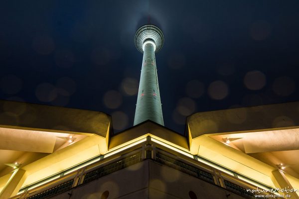 Fernsehturm Berlin Alexanderplatz, Nachtaufnahme bei Regen und tiefhängenden Wolken, Berlin, Deutschland