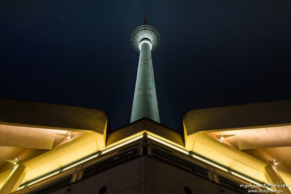 Fernsehturm Berlin Alexanderplatz, Nachtaufnahme bei Regen und tiefhängenden Wolken, Berlin, Deutschland