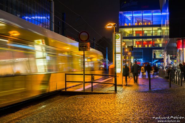 Strassenbahnstation am Fernsehturm Alexanderplatz, Nachtaufnahme, Regen, Berlin, Deutschland