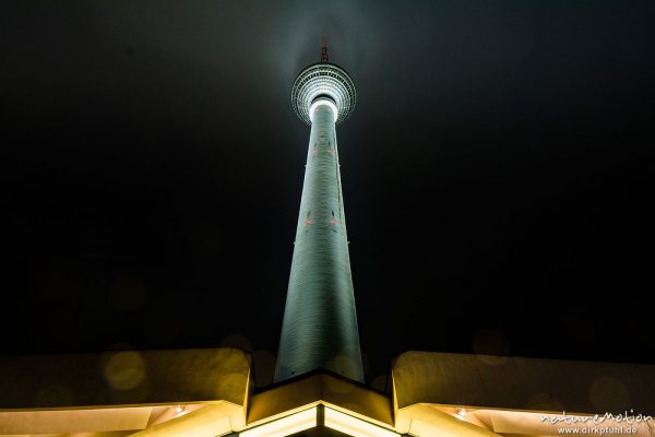 Fernsehturm Berlin Alexanderplatz, Nachtaufnahme bei Regen und tiefhängenden Wolken, Berlin, Deutschland