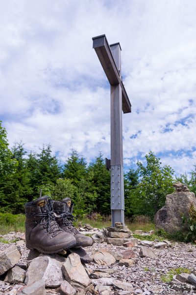 alte Wanderschuhe vor Gipelkreuz, Langenberg, Niedersfeld (Sauerland), Deutschland