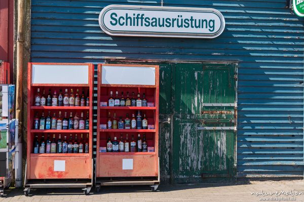 Laden für Schiffsausrüstung, Regal mit Spirituosen, Whisky usw., zollfreier Einkauf, Helgoland, Deutschland