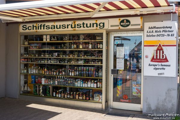 Laden für Schiffsausrüstung, Regal mit Spirituosen, Whisky usw., zollfreier Einkauf, Helgoland, Deutschland