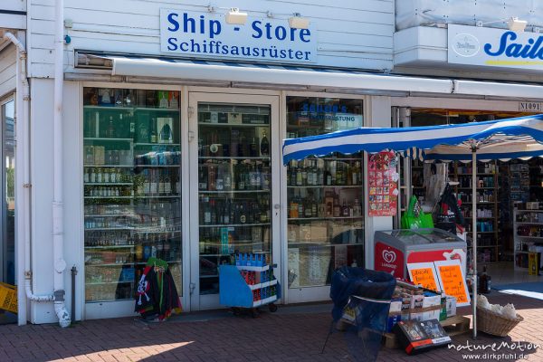 Laden für Schiffsausrüstung, Regal mit Spirituosen, Whisky usw., zollfreier Einkauf, Helgoland, Deutschland