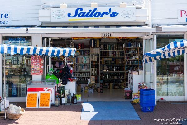 Laden für Schiffsausrüstung, Regal mit Spirituosen, Whisky usw., zollfreier Einkauf, Helgoland, Deutschland