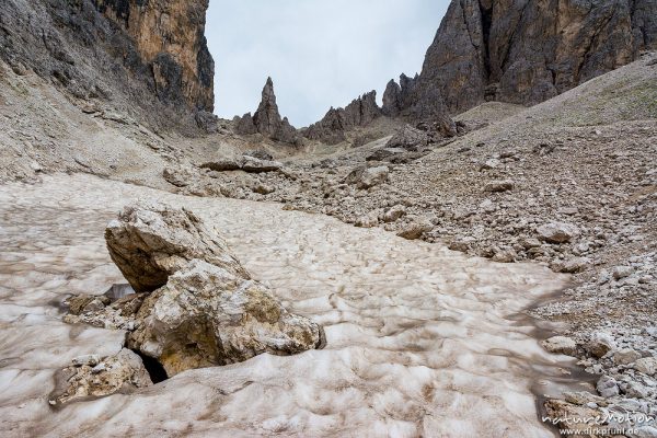 Restschnee und Wanderweg durch die Forc de la Neve, Candini di Misurina, Dolomiten, Italien