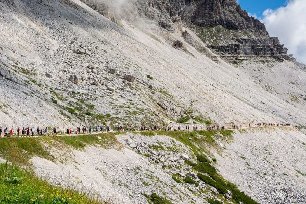 Menschenschlange, Wanderweg unterhalb der Drei Zinnen, Weg zwichen Auronzo- und Lavaredohütte, Dolomiten, Italien