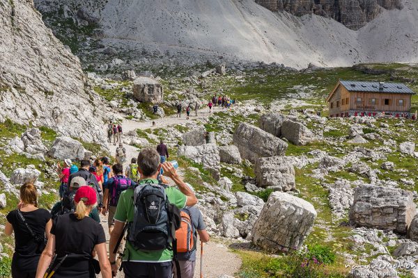Menschenschlange, Wanderweg unterhalb der Drei Zinnen, Weg zwichen Auronzo- und Lavaredohütte, Dolomiten, Italien